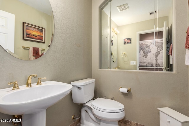 bathroom featuring toilet and sink