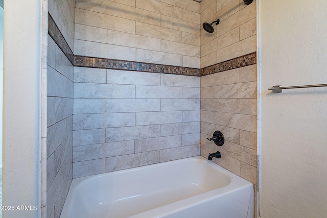 bathroom with tiled shower / bath