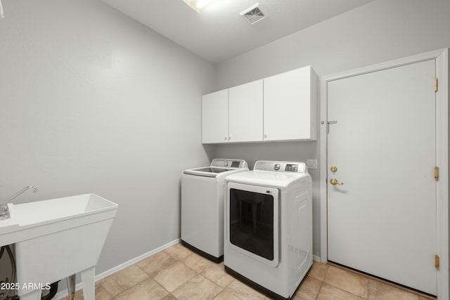 laundry room with a sink, visible vents, baseboards, independent washer and dryer, and cabinet space