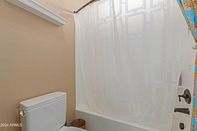 bathroom featuring toilet and shower / tub combo