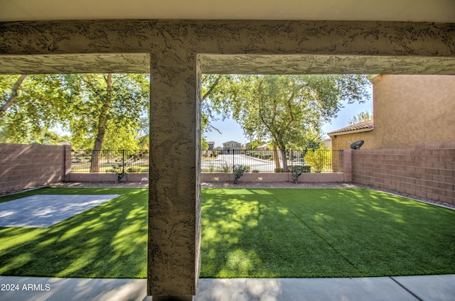 view of yard featuring a patio