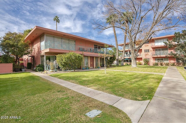 view of front of home featuring a front yard