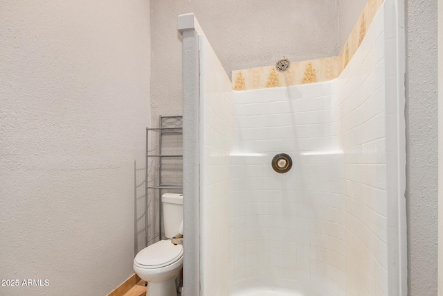 7506 W Sells Dr, Phoenix, AZ 85033 - full bath with a textured wall, toilet, and shower / tub combination