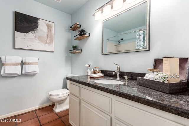 full bath with toilet, vanity, tile patterned flooring, a shower with curtain, and baseboards