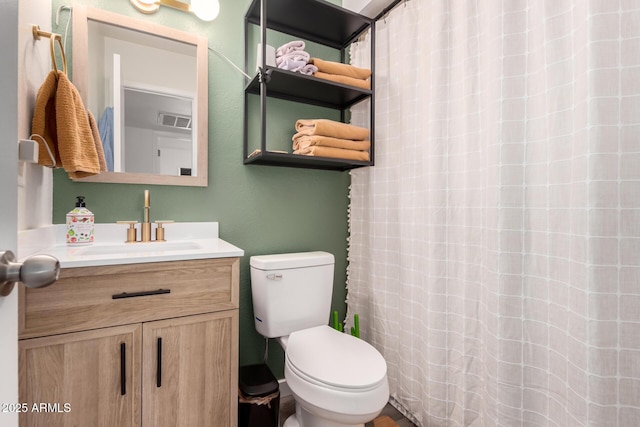 full bath featuring a shower with curtain, visible vents, vanity, and toilet