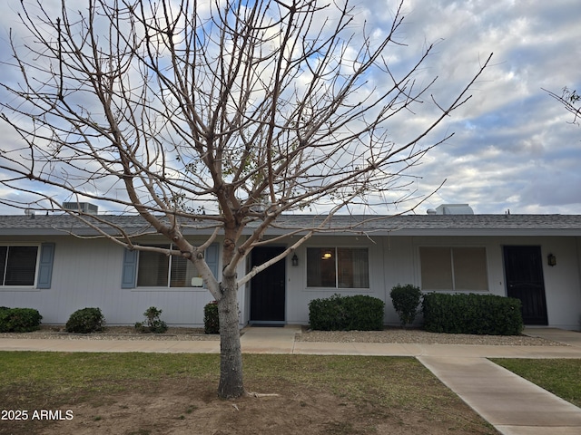 single story home with a shingled roof