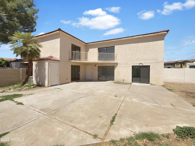15650 N 19th Ave Unit 1206, Phoenix, AZ 85023 - rear view of property featuring stucco siding, a tiled roof, a patio area, and fence