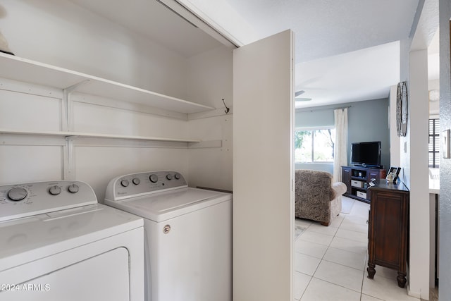 clothes washing area featuring light tile patterned floors, washing machine and dryer, and ceiling fan