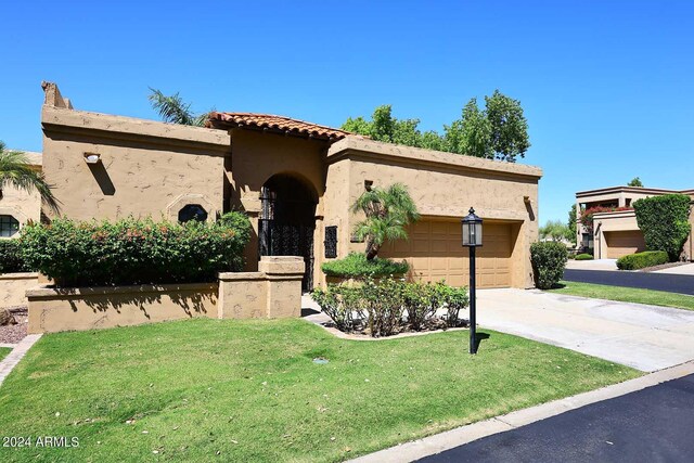 view of front facade featuring a front yard