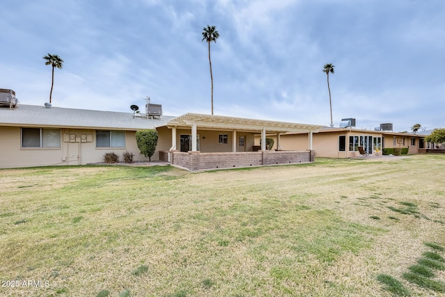 view of front facade featuring a front yard and cooling unit