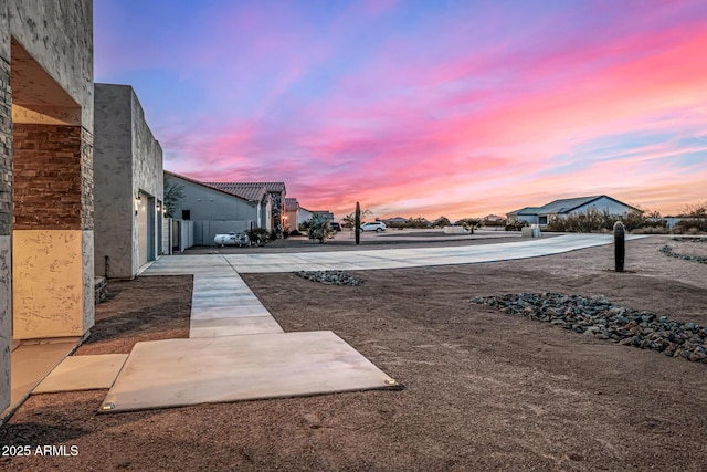 view of yard at dusk