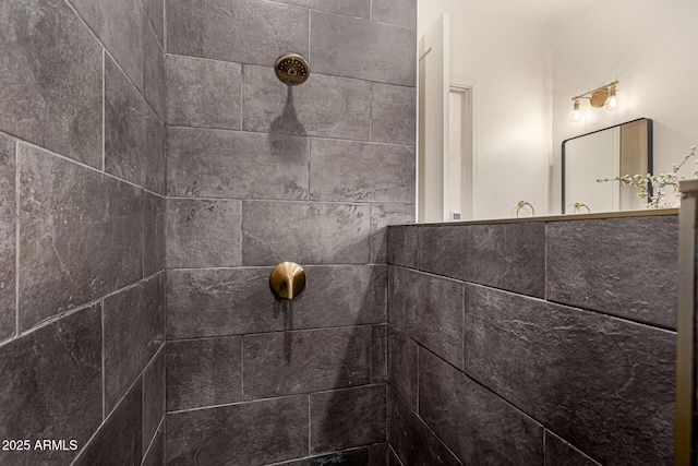 room details featuring tiled shower