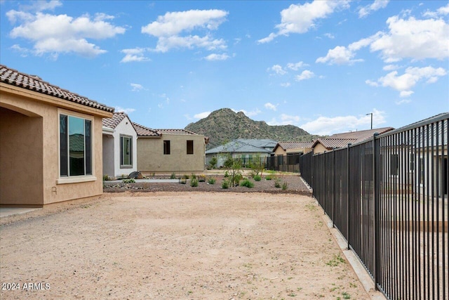 view of yard featuring a mountain view