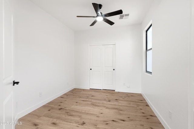 unfurnished room featuring light wood-type flooring, ceiling fan, and a healthy amount of sunlight