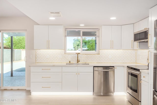 1906 N Evergreen St, Chandler, AZ 85225 - kitchen with appliances with stainless steel finishes, a sink, light wood-style floors, light countertops, and recessed lighting