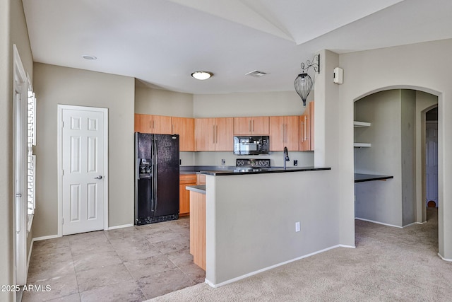 kitchen with dark countertops, visible vents, baseboards, arched walkways, and black appliances