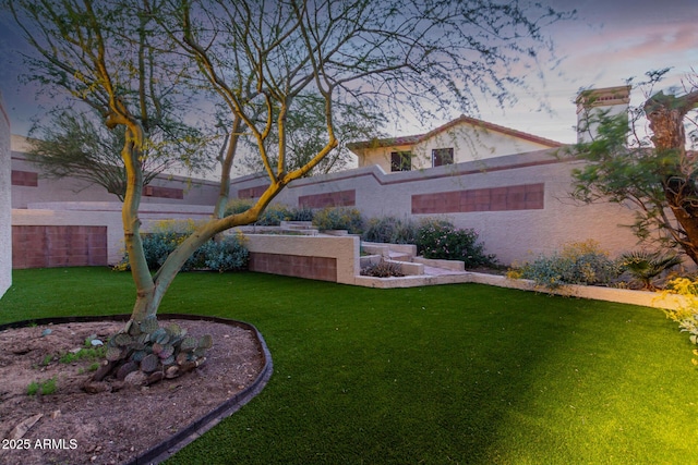 view of yard at dusk