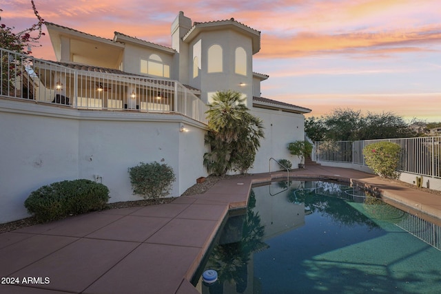 view of pool at dusk