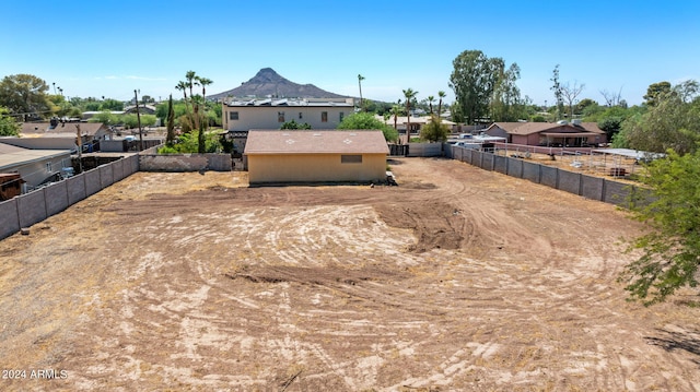 view of yard with a mountain view