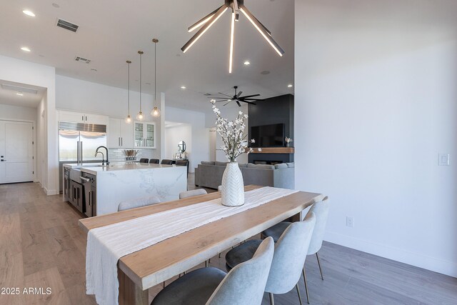 33766 N 86th St, Scottsdale, AZ 85266 - dining area featuring light wood finished floors, recessed lighting, baseboards, and ceiling fan