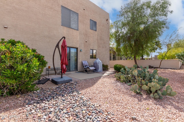 view of yard featuring a patio area