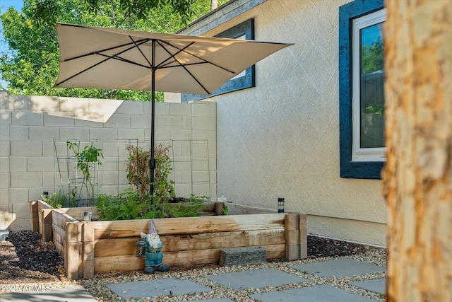 1924 S Rome St, Gilbert, AZ 85295 - view of patio featuring a garden