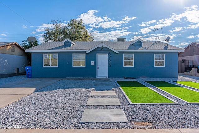 single story home featuring a front yard