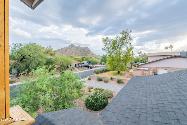 view of yard featuring a mountain view