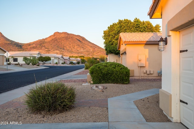 view of yard featuring a mountain view