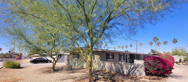 view of front of home featuring a fenced front yard