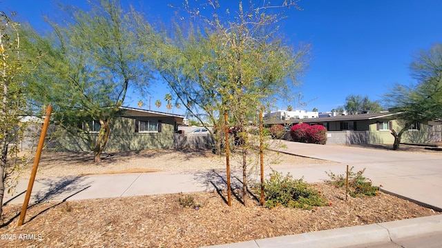 view of front of property with fence and concrete driveway