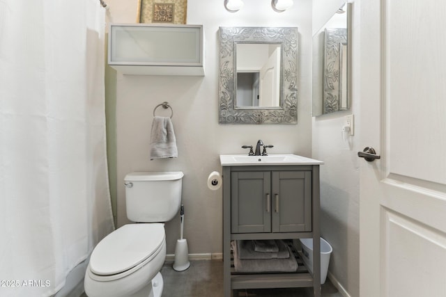 full bathroom with vanity, curtained shower, toilet, and baseboards