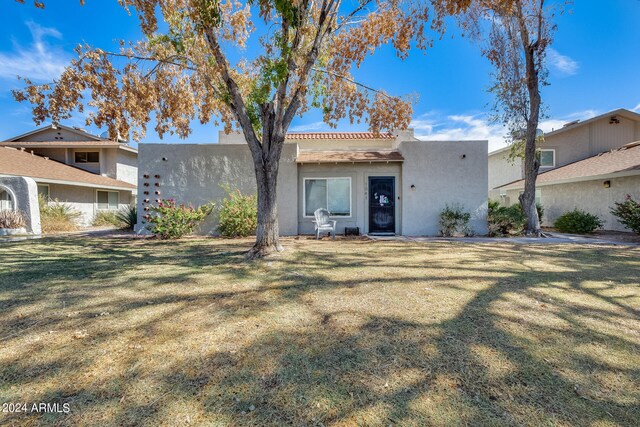 view of front of property featuring a front yard