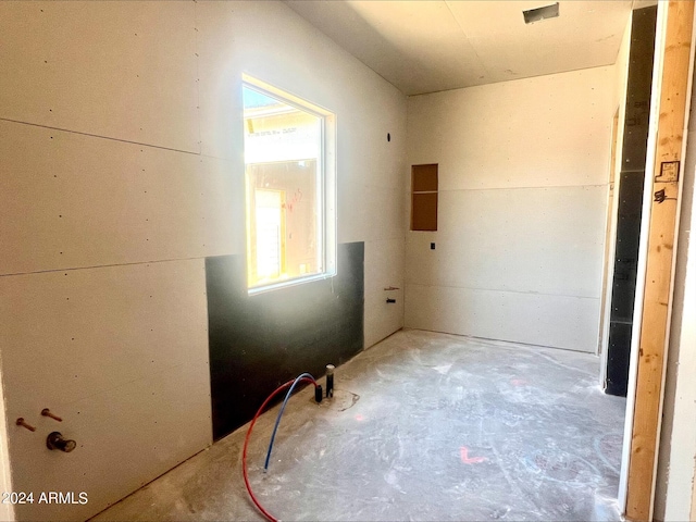 bathroom featuring concrete floors