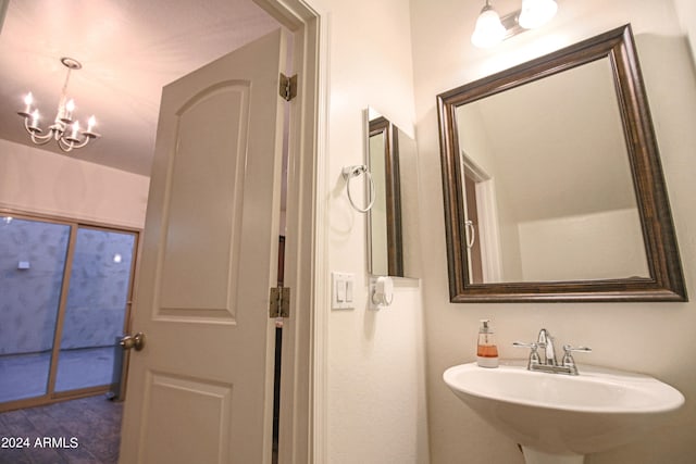 bathroom featuring sink and an inviting chandelier