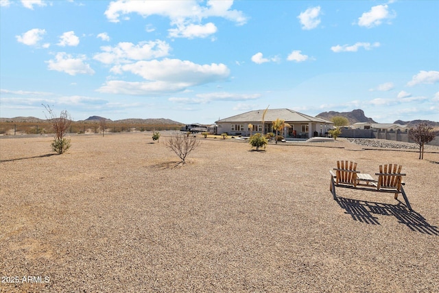 view of yard featuring a mountain view