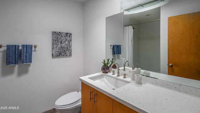 bathroom with a shower with curtain, vanity, and toilet