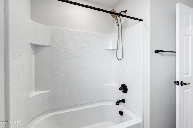 bathroom with tiled shower / bath combo