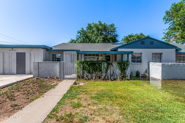 2941 N 19th Ave Unit 95, Phoenix, AZ 85015 - view of front of house featuring a fenced front yard, a gate, and roof with shingles