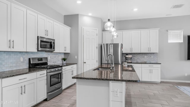 kitchen with a sink, visible vents, stainless steel appliances, recessed lighting, and backsplash
