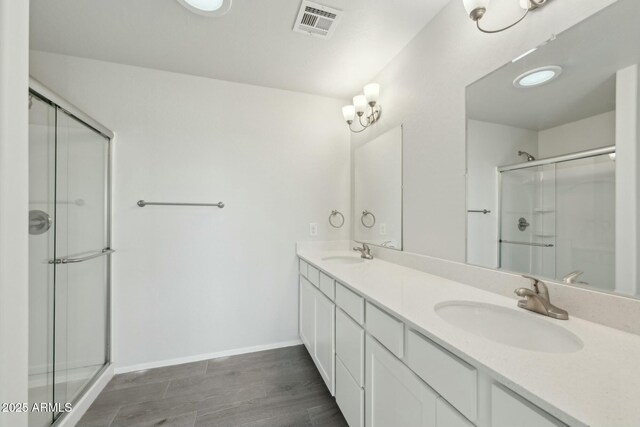 full bathroom featuring hardwood / wood-style flooring, bath / shower combo with glass door, toilet, and a wealth of natural light