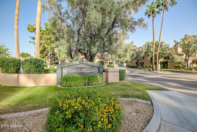 community / neighborhood sign featuring a lawn