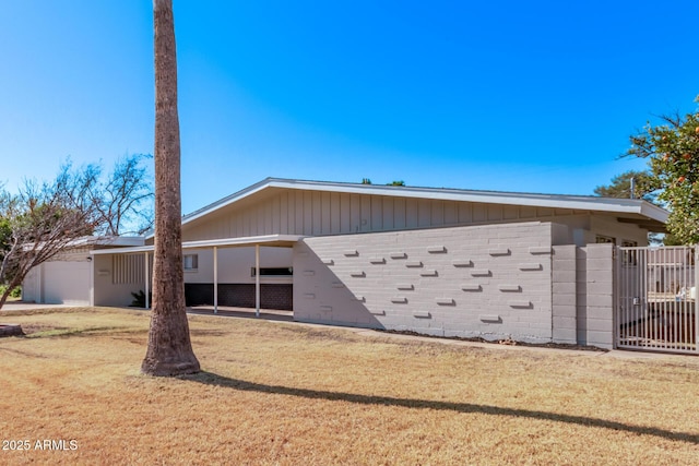 view of front of home with a front lawn