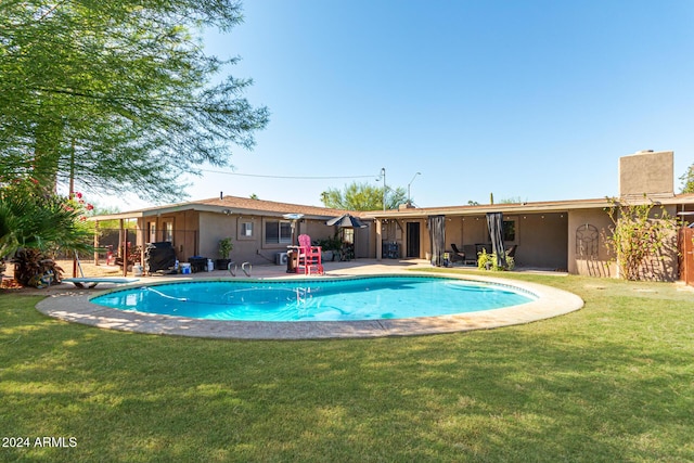 12423 N 64th St, Scottsdale, AZ 85254 - view of swimming pool with a diving board, a yard, and a patio area