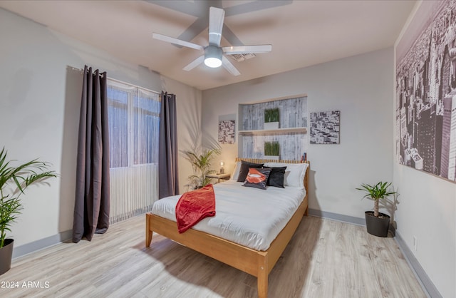 bedroom featuring light wood-type flooring and ceiling fan