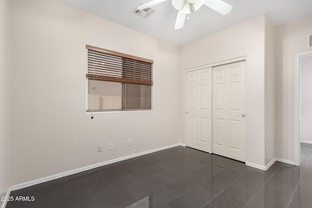 unfurnished bedroom featuring ceiling fan and a closet