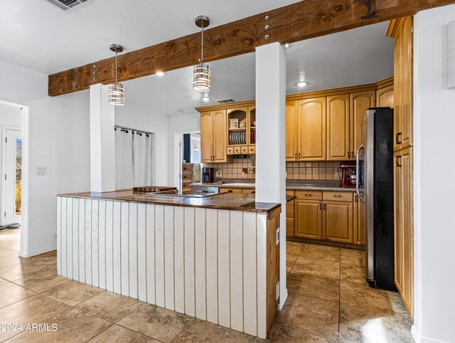 kitchen featuring tasteful backsplash, kitchen peninsula, stainless steel appliances, and decorative light fixtures