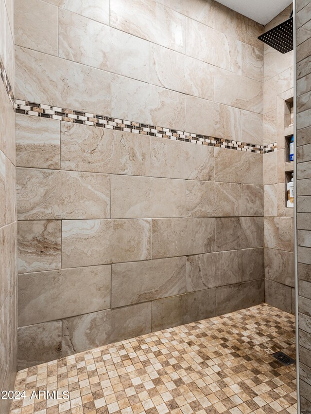 bathroom featuring a tile shower