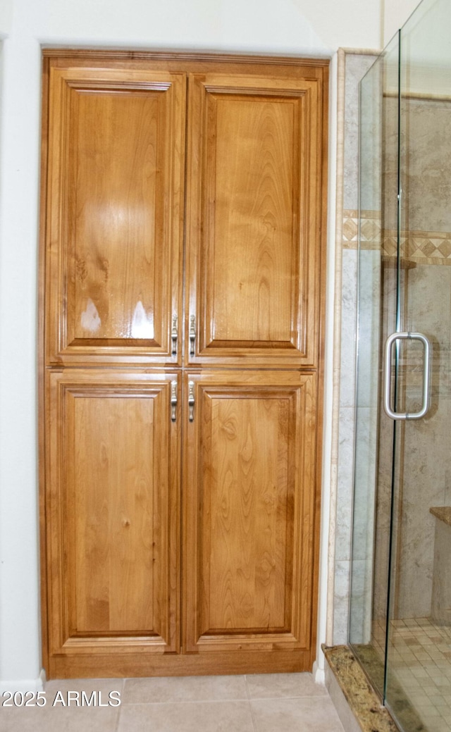 details featuring a shower with shower door