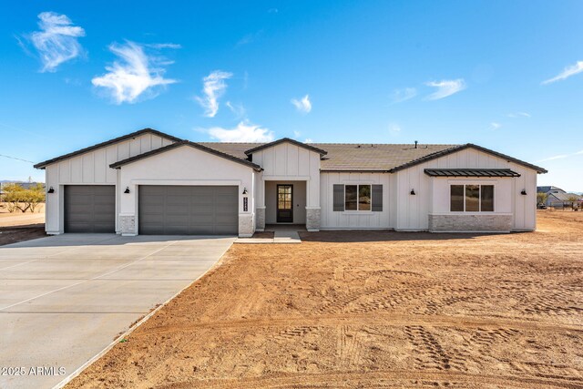 view of front facade featuring a garage